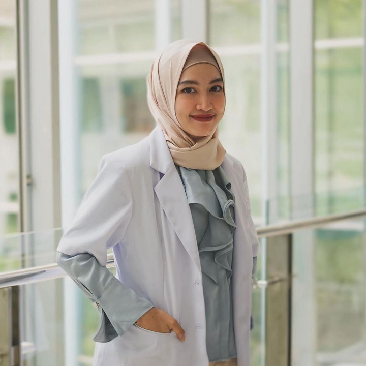 <p>Kini, perempuan 34 tahun itu mengambil spesialis penyakit dalam. Hal itu diketahui melalui profil akun Instagram pribadinya. "<em>Learning to be an Internist</em> (Belajar Menjadi Dokter Penyakit Dalam)," tulisnya, dikutip dari laman <em>Instagram@pramaisshelarinda.md,</em> Selasa (3/9/2024). (Foto: Instagram@pramaisshelarinda.md)</p>