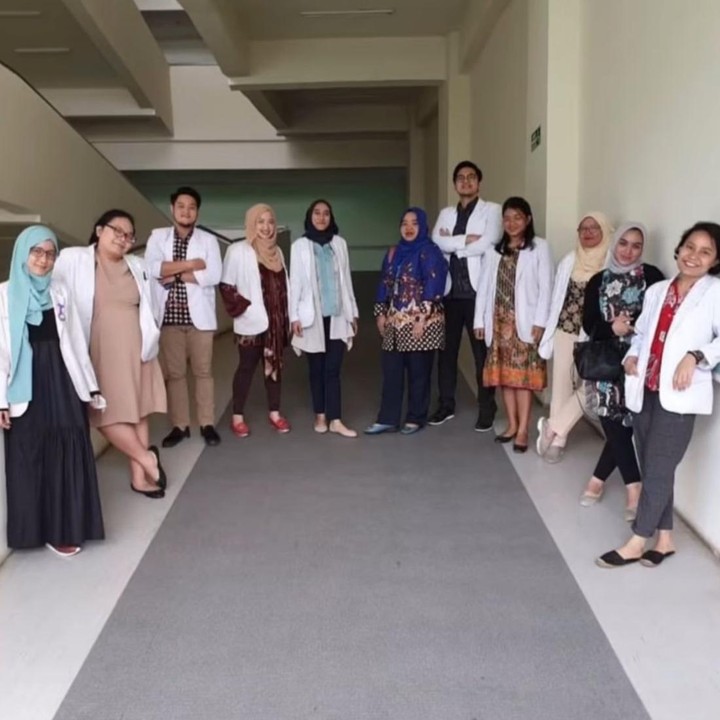 <p>Meski sibuk menjadi penyanyi cilik dan pembawa acara program anak-anak, ia tak lupa dengan pesan kedua orang tuanya untuk mengutamakan pendidikan. (Foto: Instagram@pramaisshelarinda.md)</p>