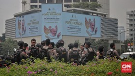 Polisi berjaga jelang kedatangan Paus Fransiskus di kawasan Bundaran HI, Jakarta, Selasa (3/9/2024). Markas Besar TNI dan Polri mengerahkan 9.030