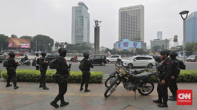 FOTO: Haru Warga Sambut Iring-iringan Paus Fransiskus di Bundaran HI
