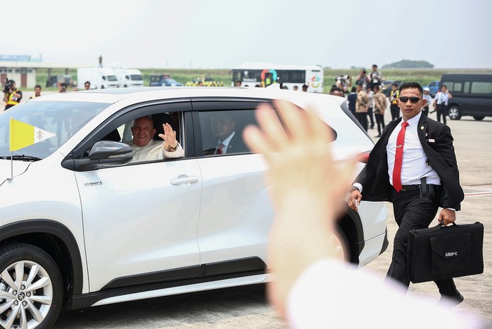 Pope Francis arrives at Soekarno-Hatta International Airport in Tangerang near Jakarta, Indonesia, September 3, 2024. REUTERS/Guglielmo Mangiapane