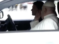 Mengenang Kesederhanaan Paus Fransiskus yang Hobi Naik Mobil Rakyat