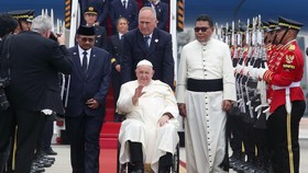 Kata-kata Pertama Paus Fransiskus saat Tiba di Indonesia