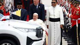 Paus Fransiskus Tinggalkan Bandara Menumpang Innova Zenix Putih
