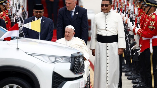 Pemimpin kepercayaan Katolik seluruh bumi dan kepala negara Vatikan Paus Fransiskus meninggalkan Bandara Soekarno-Hatta, Indonesia, usai mendarat.