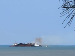 Kapal Tongkang Angkut Batu Bara Terbakar di Bangka Barat