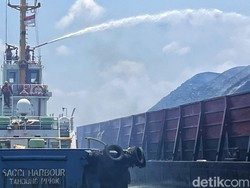 Kapal Tongkang Terbakar di Perairan Bangka Barat, Pemadaman Masih Berlangsung