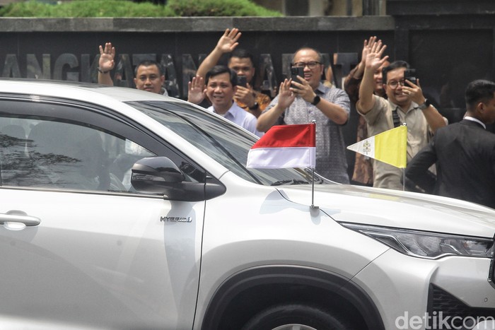 Paus Fransiskus tiba di Kedutaan Besar (Kedubes) Vatikan untuk Indonesia pukul 12.25 WIB yang berada di Jalan Medan Merdeka Timur, Jakarta Pusat. Pemimpin tertinggi umat katolik ini tiba menggunakan mobil putih yang dijaga ketat oleh pihak keamanan.