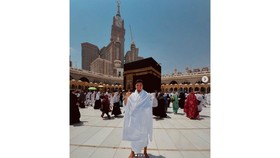 Ragnar Oratmangoen Bagikan Momen Umrah, Cukur Habis Rambut