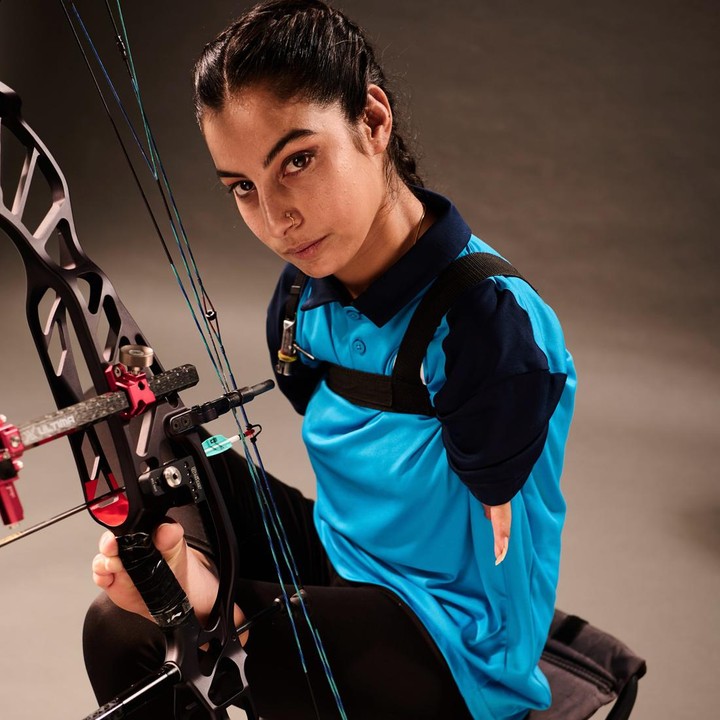 <p>Perempuan berusia 17 tahun ini berkompetisi di kejuaraan Women’s Individual Compound Open Archery. Melansir dari<em> World of Buzz,</em> ia memecahkan rekor dunia dengan 703 poin dari 720 poin. (Foto: Instagram @sheetal_archery)</p>