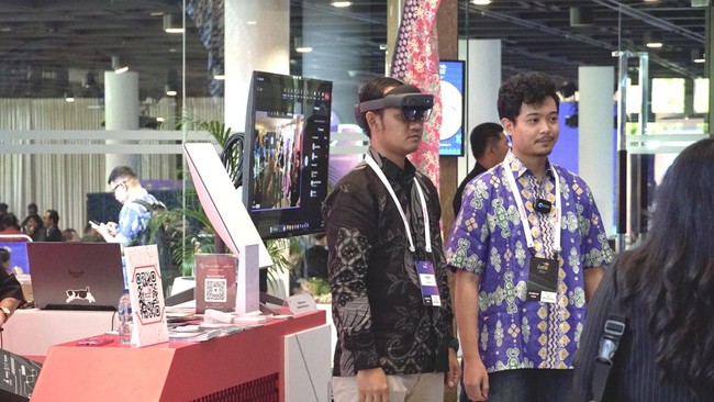 Smart Hands 2.0 adalah asisten digital bagi pelanggan yang ingin melakukan pengecekan ataupun penyesuaian operasional data center secara real time.