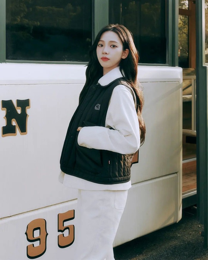 Terlihat, Karina tampil menawan mengenakan 'Uni Alfame Quilted Hoodie Jacket' yang dilengkapi dengan isian Thinsulate. Jaket ini memberikan kesan hangat namun tetap stylish. Rambut hitam tebal & senyuman tipis semakin menambah pesona Karina/Foto: Nordisk