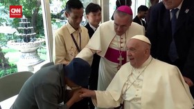 VIDEO: Paus Fransiskus Temui Anak Yatim-Pengungsi Setibanya di Jakarta