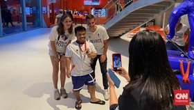 Warga Lokal Antre Selfie dengan Atlet Indonesia di Paralimpiade 2024