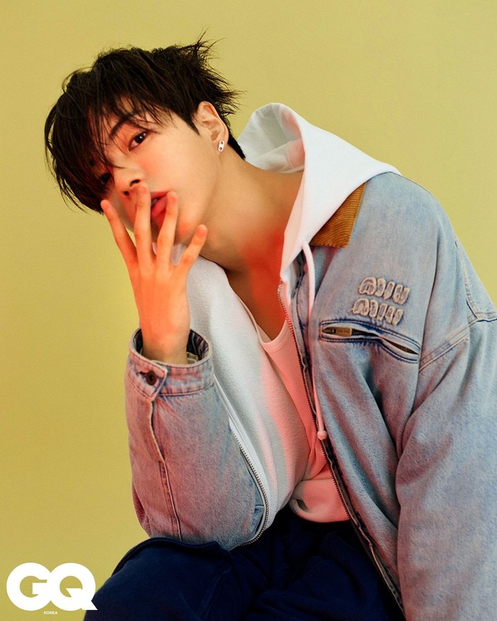 Yoon Jaehyuk TREASURE sekarang mencoba untuk memberikan perhatian yang lebih besar dan mendedikasikan diri ke orang-orang yang berharga di sekitarnya. Melakukan dua hal ini memberikan kebahagiaan dan makna dalam hidupnya. / Foto: instagram.com/gq_korea