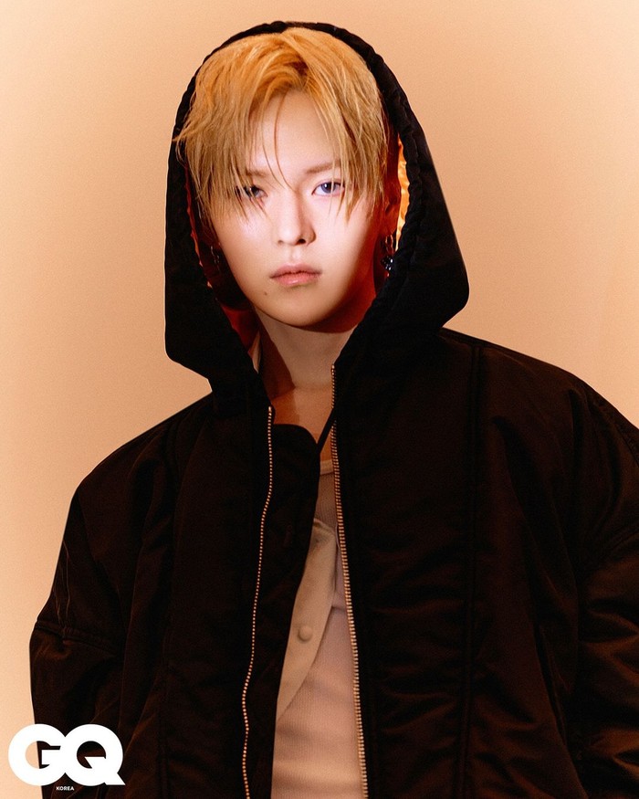 Yoshi TREASURE mulai membaca puisi saat masa trainee. Ia terdorong untuk melakukannya setelah mengetahui bahwa bentuk karya sastra tersebut menjadi sumber inspirasi lagu-lagu Mino WINNER, seniornya di YG Entertainment. / Foto: instagram.com/gq_korea