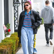 Get The Look: Outfit ke Kampus Pakai Polo Shirt ala Hailey Bieber