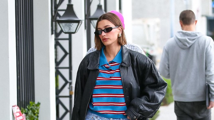 Get The Look: Outfit ke Kampus Pakai Polo Shirt ala Hailey Bieber