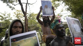 FOTO: Aksi Pemuda Katolik Papua di Depan Kedubes Vatikan