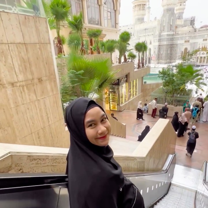 <p>Tak disangka, dua tahun kemudian Anisa mendapatkan kehamilan keduanya secara alami. Keduanya pun merasa sangat bersyukur dan melakukan ibadah umrah. "Alhamdulillah bawa dede bayi di perut buat ikutan rangkaian ibadah umroh.. jadi inget September tahun lalu, minta sama Allah untuk diberi lagi buah hati, dengan cara alami.. MasyaAllah ternyata Allah jawab doanyaa, dan seneng bgt bisa dipanggil kembali dan tak henti2nya kami ucapin syukur atas segala yang telah Allah berikan kepada kami.." Foto: Instagram@anisarahma_12</p>