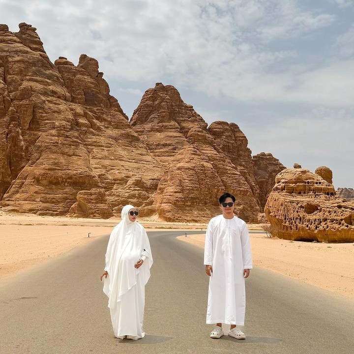 <p>Pasangan Anisa Rahma dan Anandito Dwis tengah menjalani ibadah umrah bersama ke Tanah Suci. Yang menjadikan perjalanan kali ini terasa istimewa, Anisa tengah megandung anak ketiganya. Ini merupakan kehamilan kedua bagi mantan personel girlband Cherrybelle itu. Foto: Instagram@anisarahma_12</p>