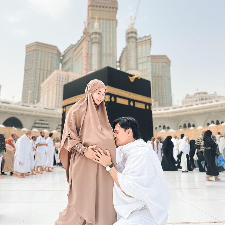<p>Anisa pun berharap agar doa dalam ibadahnya ini dapat terwujud. "Ya Allah semoga ibadah2, do’a2 yang kami lakukan dan panjatkan di sini dapat Engkau ridhoi. Sehatkan dan jadikanlah buah hati yang sedang hamba kandung ini kelak menjadi anak yang bertaqwa, sholehah dan ahli ibadah.. Aamiin Ya Rabb." Foto: Instagram@anisarahma_12</p>