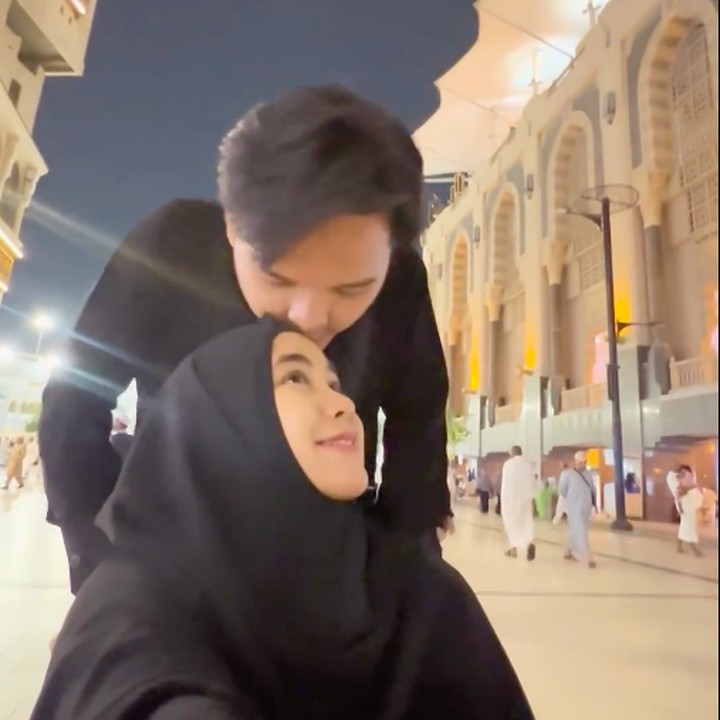 <p>Anisa pun merasa dimudahkan menjalani kehamilan di Tanah Suci. Pasalnya, sang suami benar-benar memperlakukannya bak ratu. "Seneng banget serasa diratukan sama suami hehe. Bolak balik ke Masjid didorong pake kursi roda biar ibadahnya nyaman selama disini.." Foto: Instagram@anisarahma_12</p>