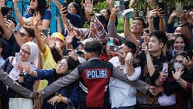 FOTO: Suka Cita Warga Menyapa Paus Fransiskus di RI pada Hari ke-2