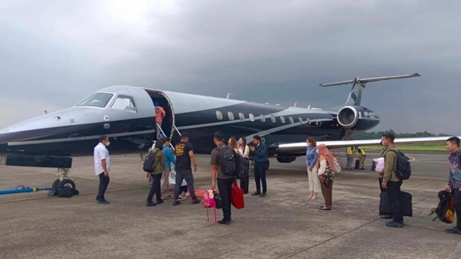 Bobby Nasution meminta publik mengecek asal usul hingga biaya nan dipakainya saat naik pesawat jet pribadi bareng Kahiyang putri Jokowi.