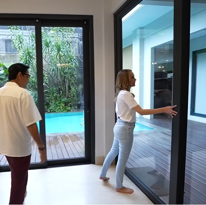 <p>Dapur BCL memiliki sudut ruangan yang dilengkapi dengan pintu kaca. Tempat ini mengarah ke area <em>outdoor</em> dan kolam renang. (Foto: YouTube Taulany TV)</p>