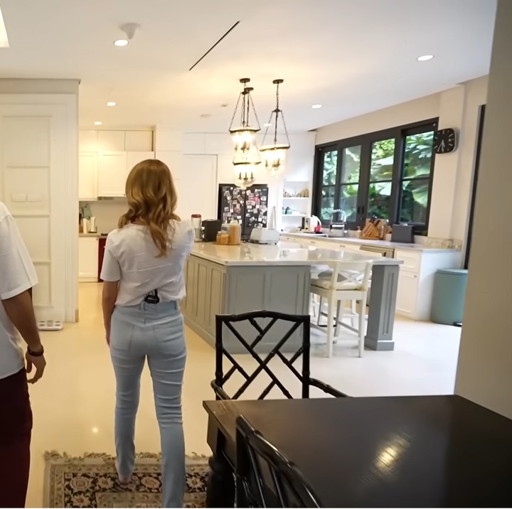 <p>Bunga Citra Lestari memiliki dapur yang estetik di rumah barunya. Dapur tersebut tampak senada dengan interior rumahnya yang didominasi oleh warna cerah. (Foto: YouTube Taulany TV)</p>