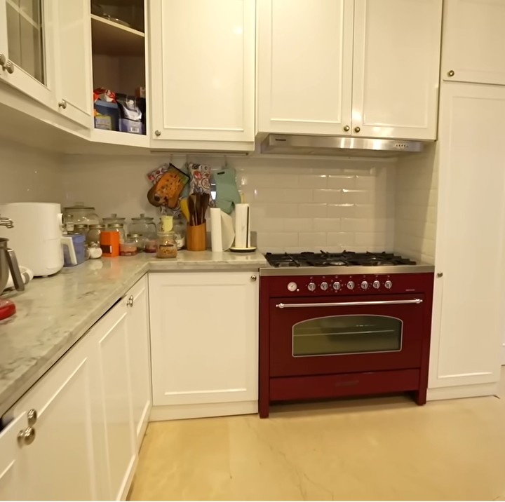 <p>Nuansa hangat begitu terasa di dapur rumahnya. BCL juga memiliki oven sekaligus kompor berwarna merah menyala yang memberi kesan menonjol pada dapur itu. (Foto: YouTube Taulany TV)</p>