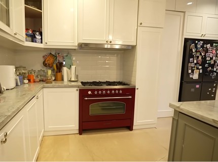 Suka Masak & Baking, Intip 7 Potret Dapur Mewah BCL Dilengkapi Kitchen Island