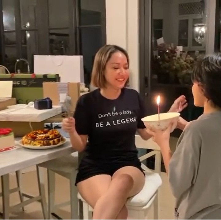 <p>Dapur rumah juga menjadi saksi bisu dari berbagai momen manis keluarga BCL. Salah satunya adalah ketika Noah memberikan kejutan pada hari ulang tahun ibunda. (Foto: Instagram @itsmebcl)</p>