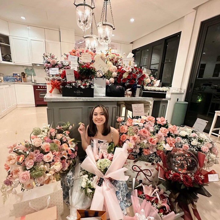 <p>BCL juga kerap mengunggah foto di dapurnya saat memamerkan tumpukan kado yang ia peroleh sebagai hadiah ulang tahun dari para sahabat. (Foto: Instagram @itsmebcl)</p>