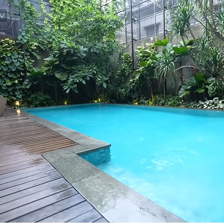 <p>Dapur Bunga Citra Lestari bersebelahan dengan kolam renang yang sering digunakan oleh sang putra. "Noah sih yang paling senang di sini," ucap BCL. (Foto: YouTube Taulany TV)</p>