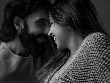 5 Potret Kehamilan Deepika Padukone, Pamer Baby Bump & Tampil Mesra Bersama Suami