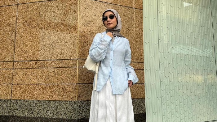 Get The Look: Inspirasi OOTD ke Pantai untuk Hijabers ala Dwi Handayani