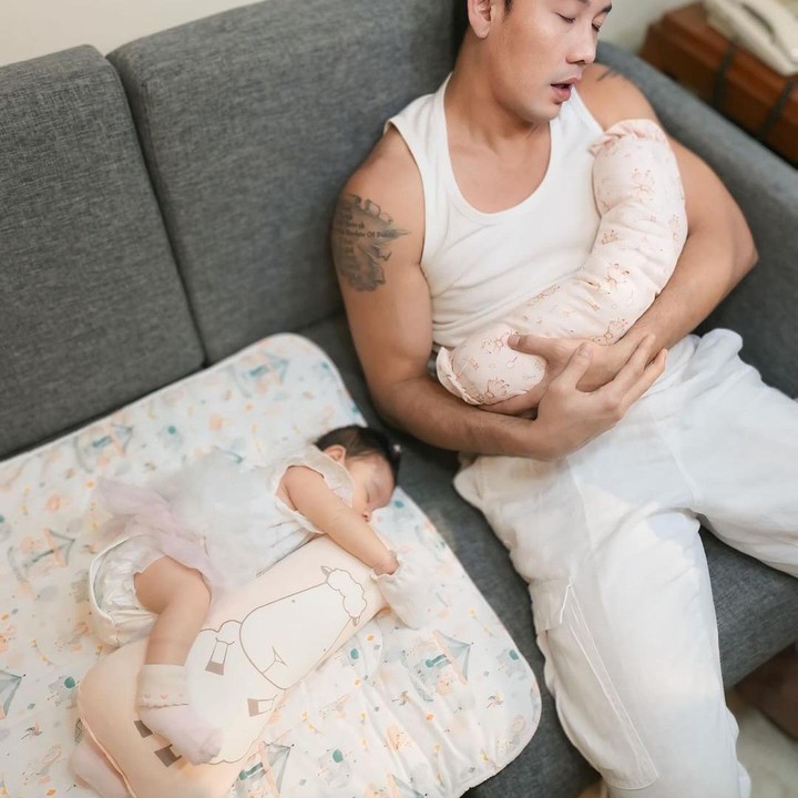 <p>Kini sudah berusia hampir genap 2 bulan, Gabriella tumbuh menjadi bayi yang cantik, Bunda. Terbaru, Ayah dan Bundanya mengunggah potret Gabriella di akun Instagram. (Foto: Instagram @gabriellasumargo)<br /><br /><br /></p>