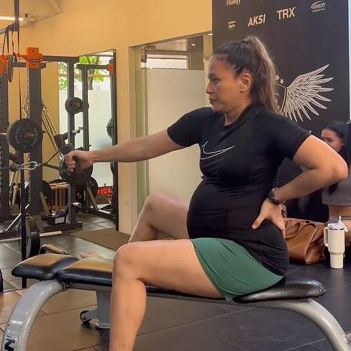 <p>Jenis olahraga yang dilakukan Inong Ayu selama hamil ini terbilang cukup berat. Dalam satu unggahan, perempuan bernama lengkap Nidya Ayu Riandri ini mengangkat bar press seberat 20 kilogram (kg) di atas kepalanya saat usia kehamilan 32 minggu. (Foto: Instagram @inong_ayu)</p>