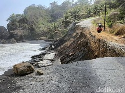 Jalan Penghubung 2 Kecamatan di Lumajang Ambles Kena Abrasi