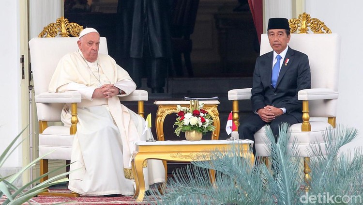 Presiden Joko Widodo (Jokowi) menyambut kedatangan Paus Fransiskus di Istana Merdeka, Jakarta, Rabu (4/9/2024).