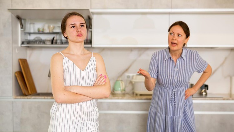kakak ipar Quarrel between an mother and an adult daughter in home kitchen