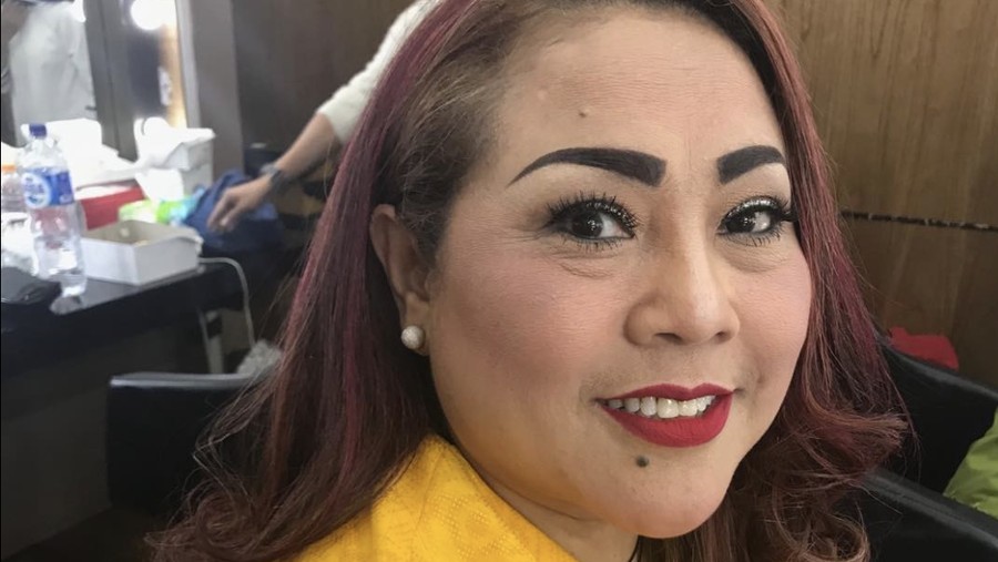 Keseruan Nunung Saat Masak Cumi hingga Jajan Es Kelapa Muda