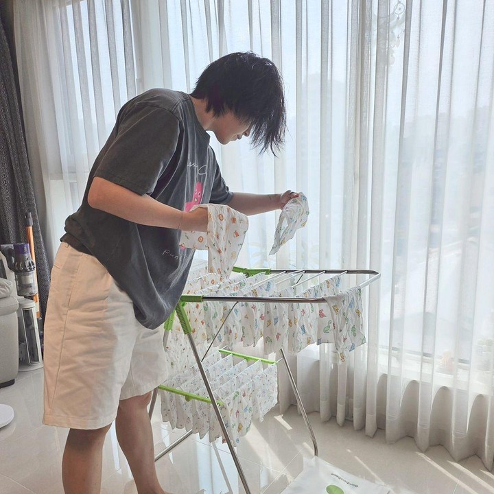 <p>Tak ketinggalan, sang suami Sungmin pun tampak semangat ingin segera menjadi seorang Ayah. Terlihat pria 38 tahun ini tengah sibuk menjemur pakaian calon bayinya yang telah dicuci.  Foto: Instagram@shantokki32</p>