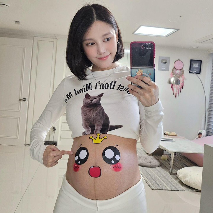 <p>Tahukah Bunda, Kim Sa Eun adalah seorang penyanyi dan model kelahiran 1985. Ia awalnya memulai debutnya di bawah naungan Big Hit Entertainment sebagai anggota Banana Girl. Lalu, pada 2020, ia ikut serta dalam acara Miss Trot 2, tetapi sayangnya tereliminasi. Ia juga dikenal sebagai YouTuber kecantikan populer Shantokki. Foto: Instagram@shantokki32</p>