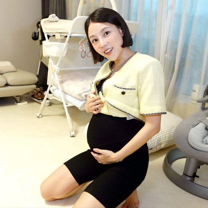<p>Sebelumnya, kabar kehamilan ini dibagikan Kim Sa Eun dan Lee Sungmin melalui akun instagram masing-masing pada Selasa, 16 Juli 2024. Foto: Instagram@shantokki32</p>