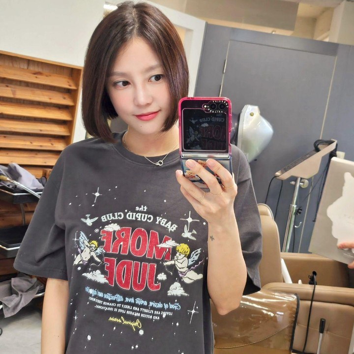 <p>Banyak pula yang memuji Kim Sa Eun terlihat semakin segar dan cantik di kehamilannya ini. Semoga ibu hamil dan bayinya ini diberi kesehatan dan kelancaran ya Bunda hingga hari persalinan nanti. Foto: Instagram@shantokki32</p>