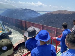 Tak Kunjung Padam, Kapal Tongkang yang Terbakar Digeser ke Mentok