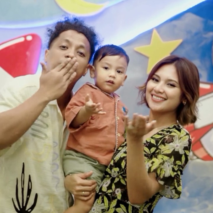 <p>Acara ulang tahun Naka tampak seru, Bunda. Di sana anak-anak tampak gembira bermain di playground, mendapat face painting, hingga menari bersama. (Foto: Instagram @indahpermatas dan @arie_kriting)<br /><br /><br /></p>